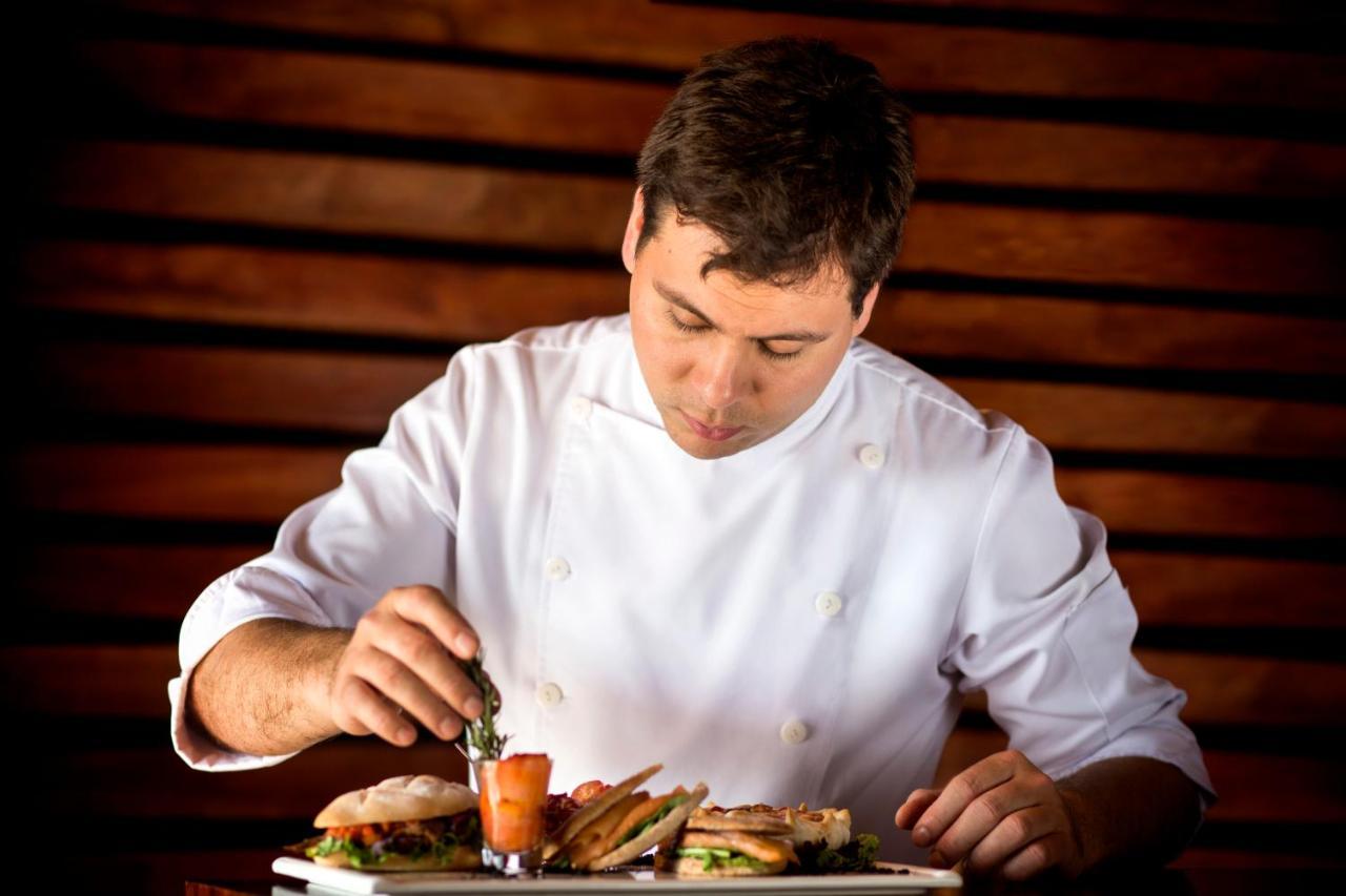 Diplomatichotel Mendoza Ngoại thất bức ảnh A chef finishing a dish