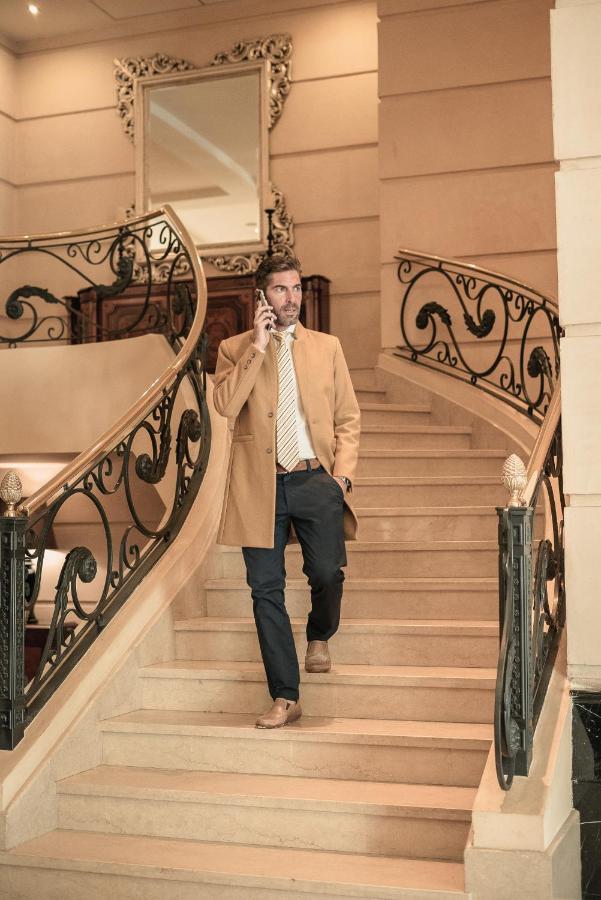 Diplomatichotel Mendoza Ngoại thất bức ảnh A man wearing a camel coat