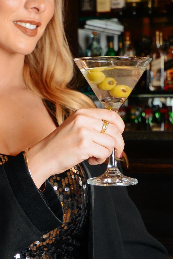 Diplomatichotel Mendoza Ngoại thất bức ảnh A woman holding a martini