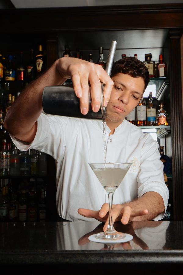 Diplomatichotel Mendoza Ngoại thất bức ảnh A bartender at work